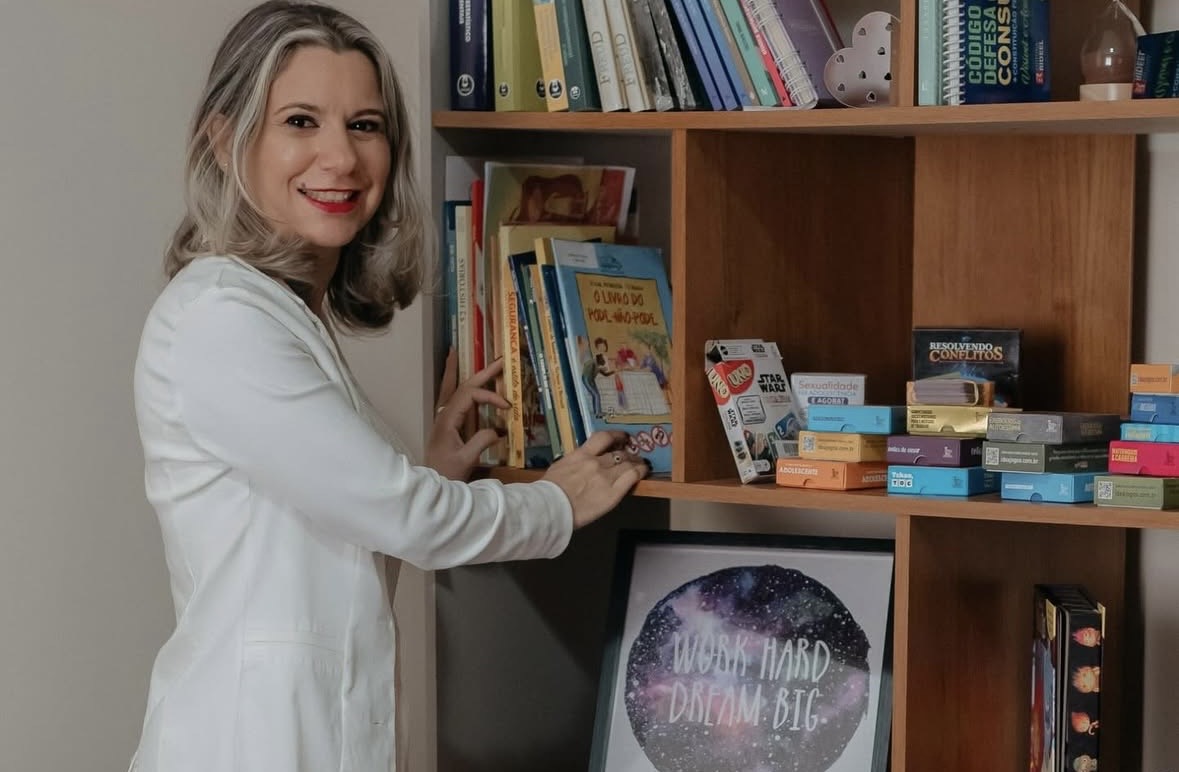 Kelly Rissi na estante